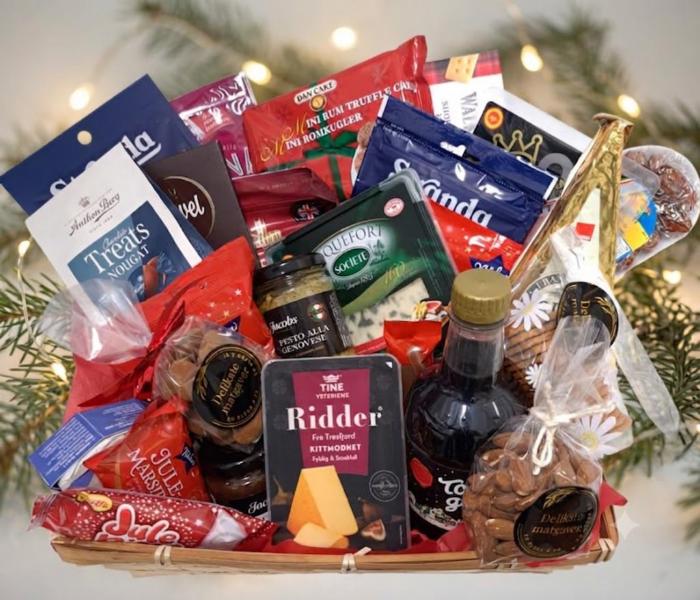 Eksklusiv julekurv fylt med gourmetmat og sjokolade til ansatte som skattefri firmagave