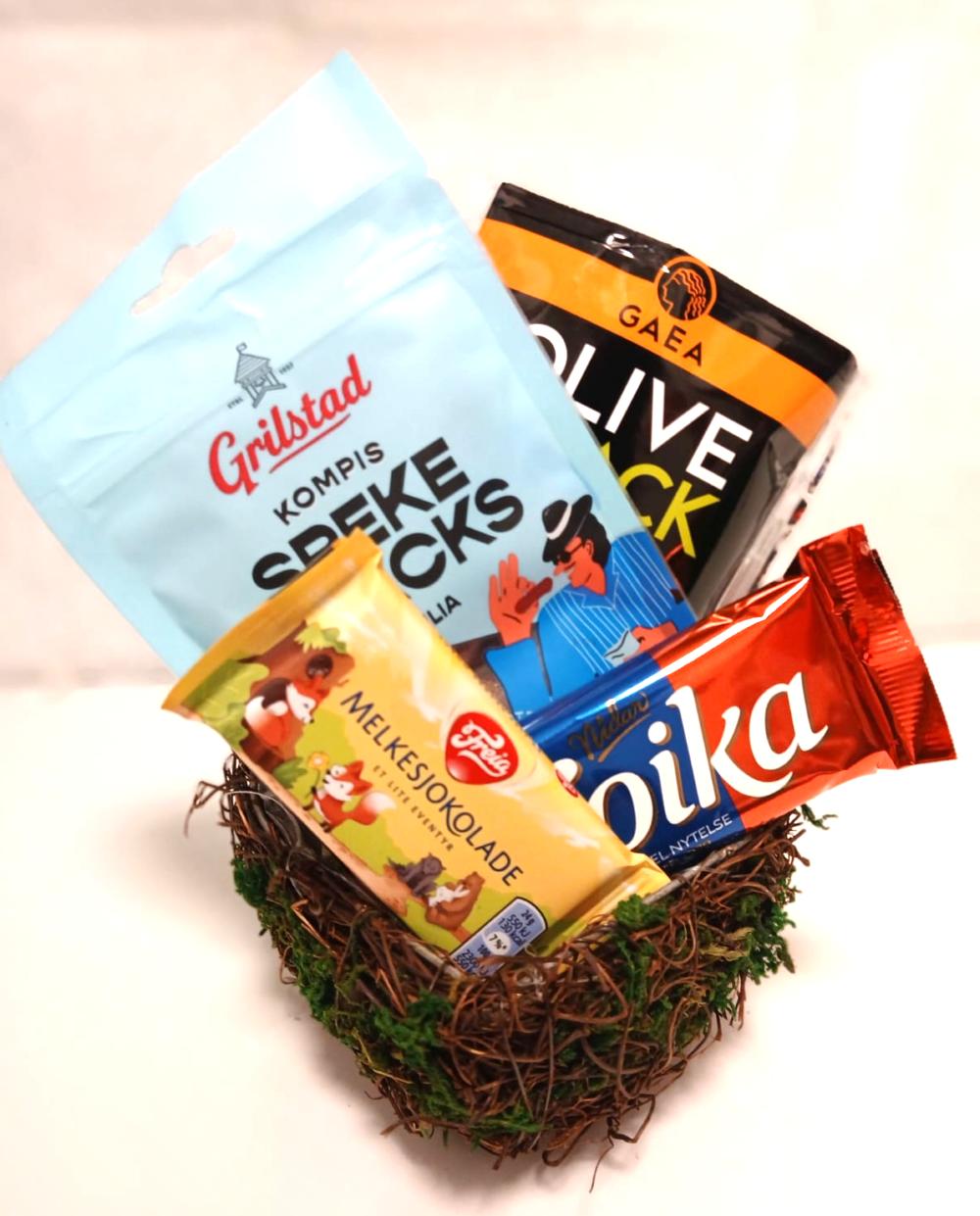  gavepakke med Torika , Melkesjokolade ,Snacks , Oliven Snacks , moss natur kurv 