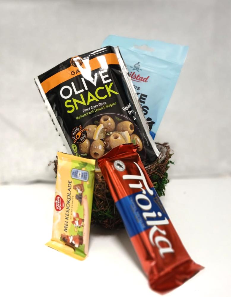 Gourmet gave : Torika , Melkesjokolade ,Snacks , Oliven Snacks , moss natur kurv 