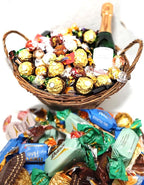 Kurven fylt med Twist, Ferrero Rocher, Lindor, trøfler og Musserende alkoholfri 