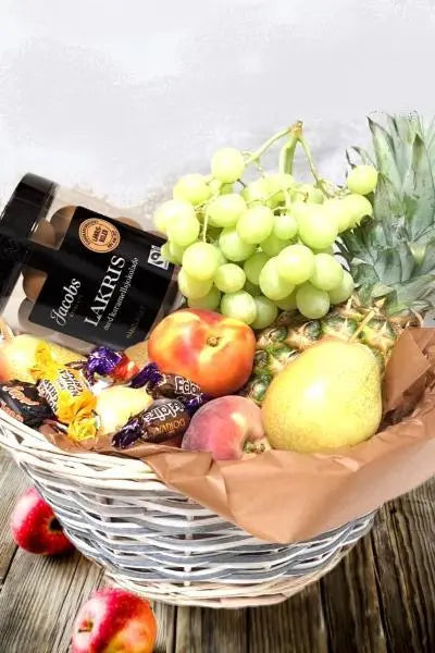 en fruktkurv med ferskefrukt, lakris og twist