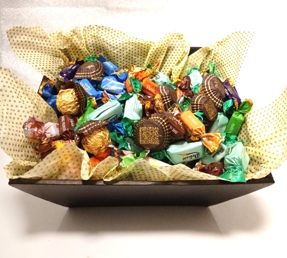 Kurven fylt med Twist, Ferrero Rocher, Lindor, trøfler og alkoholfri drikke