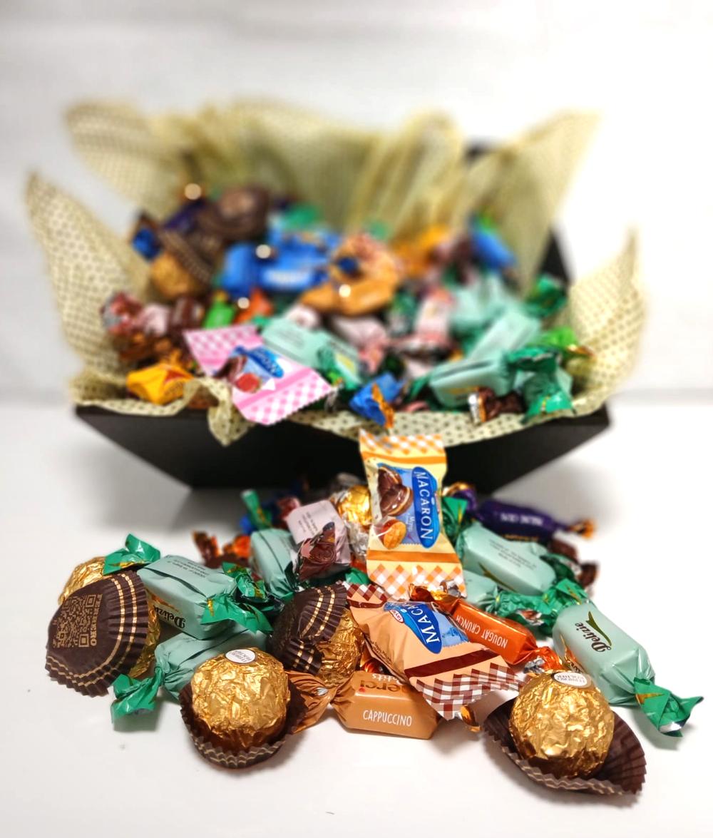 Kurven fylt med Twist, Ferrero Rocher, Lindor, trøfler og alkoholfri 
