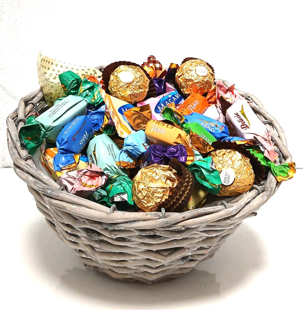 Gavekurv med merci petits og ferrero rocher finner du kun hos oss som gavepakke