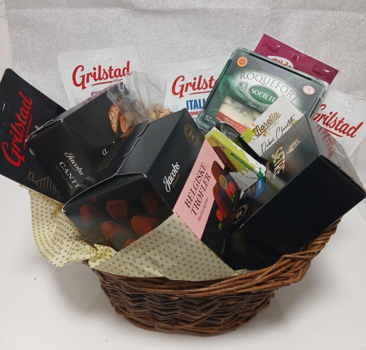 Bedrifts Gourmet Gavekurv med Spekemat og Snacks