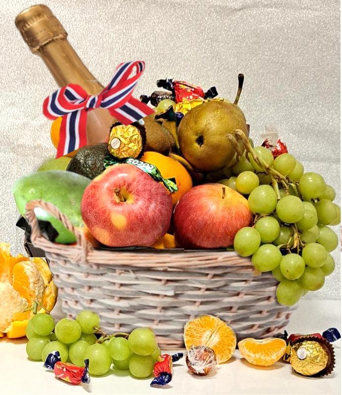 Fruktkurv med 17.mai bukett