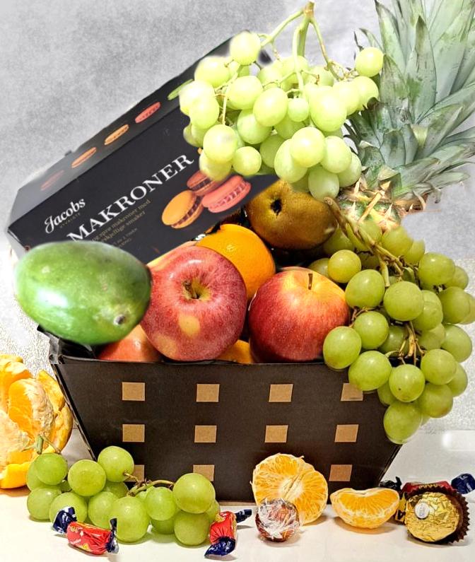 Fruktkurv og Makroner, Overraskelse gave
