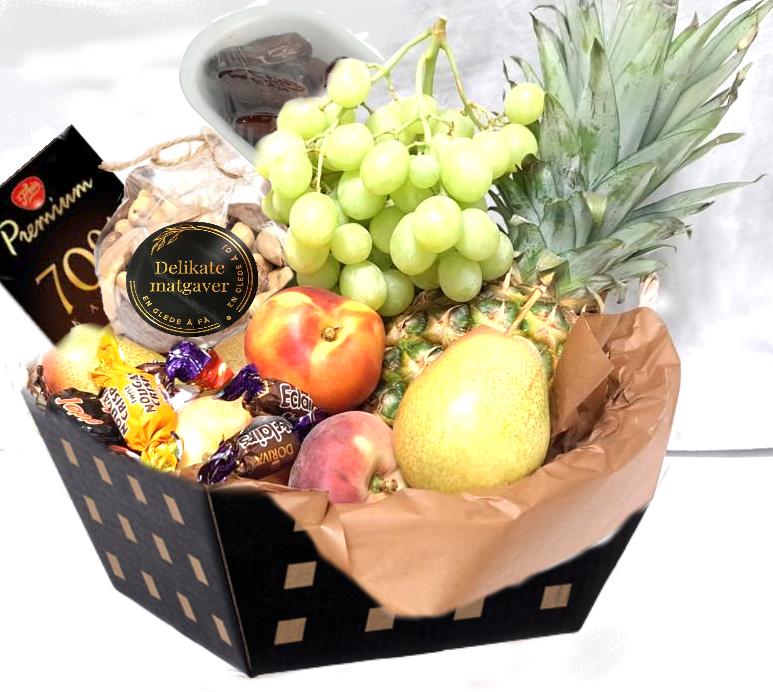 Fruit basket with dates and nuts - Woven basket 30 cm light