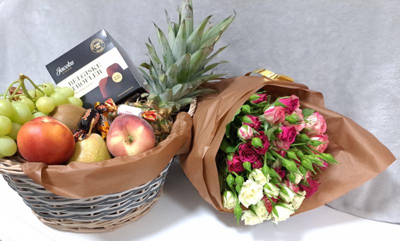 Fruktkurv med konfekt og Blomsterbukett-Flettet kurv 30 cm lys
