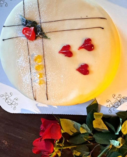En stor marsipankake med noen blomster